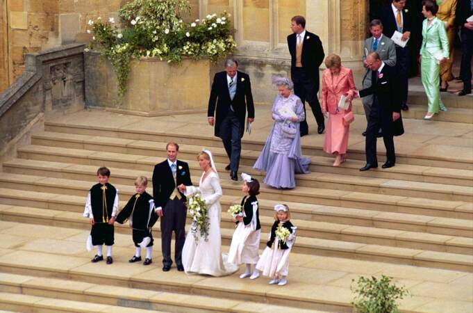 Les jeunes mariés ont été suivis par les invités présents dans l'Église, comme la reine Elizabeth II et son époux le prince Philip. 