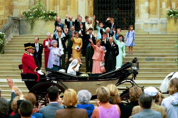 Le prince Edward et son épouse sont ensuite montés dans la calèche pour saluer la foule. 
