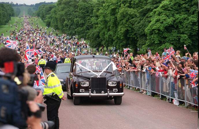 La duchesse d'Édimbourg est arrivée au château de Windsor en voiture avec son père Christopher Rhys-Jones. 