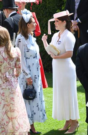 La fille du prince Andrew en a profité pour venir discuter avec Carole Middleton. 