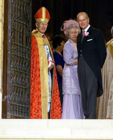 Elisabeth II et le prince Philip observant la foule depuis l'entrée de la chapelle. 