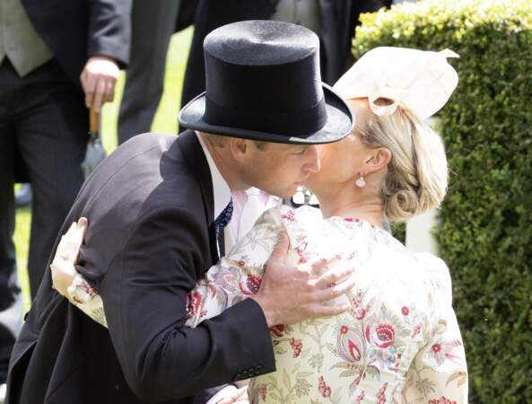 Le fils du roi Charles III est venu embrasser sa cousine devant l'objectif des photographes. 