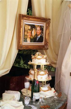 Un aperçu du gâteau des jeunes mariés lors de la réception. 