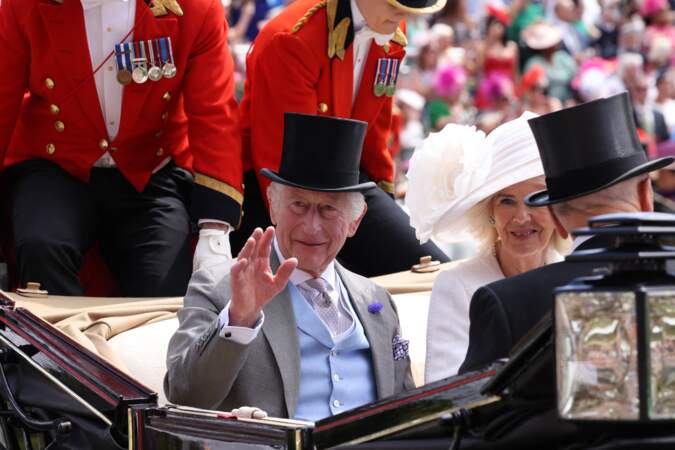 Les époux ont salué la foule présente à l'hippodrome de Royal Ascot ce jeudi 20 juin. 