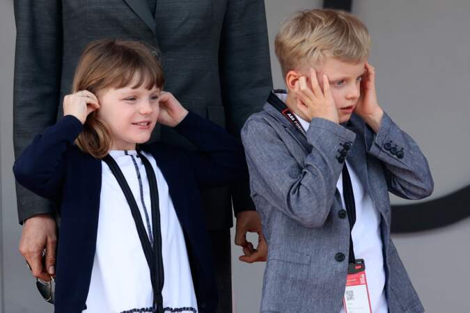 La princesse Gabriella et le prince Jacques de Monaco ne sont pas jumeaux pour rien ! Ils se bouchent les oreilles face au bruit assourdissant des voitures d course du championnat du "Monaco ePrix" en avril 2022.