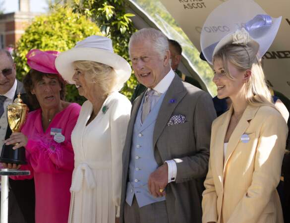 Lors de la Gold Cup, le roi Charles III et les organisateurs de la course posent pour les photographes, jeudi 20 juin, au Royal Ascot. 