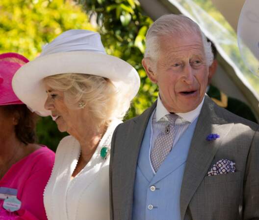 Le roi Charles III et la reine Camilla se mettent en place pour la séance photos, jeudi 20 juin à Royal Ascot.
