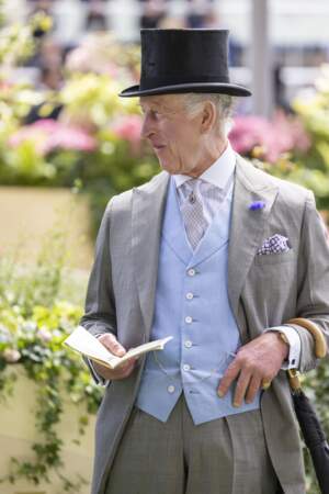 Chapeau haut de forme et veste queue de pie, le roi Charles III portait la traditionnelle tenue des courses hippiques de Royal Ascot ce jeudi 20 juin. 