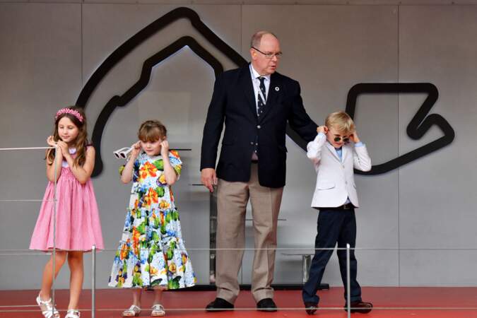 La princesse Gabriella de Monaco  et le prince Jacques de Monaco, avaient les mêmes mimiques sur le podium du Grand Prix de Monaco 2022 de F1, en mai 2022. Les jumeaux, effrayés par le bruit des voitures, se bouchent les oreilles !