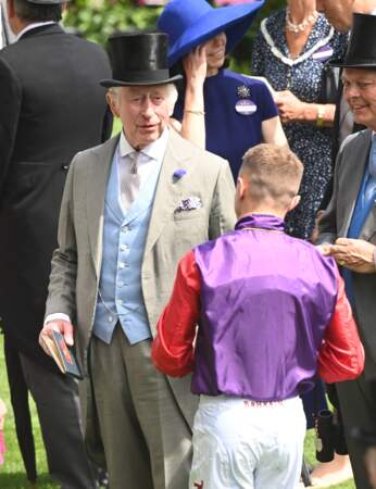 La conversation entre le roi et le jockey semblait animée, jeudi 20 juin, au Royal Ascot. 