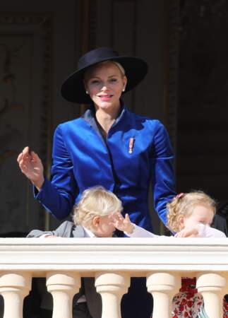 La princesse Gabriella de Monaco s'amuse a toucher les cheveux blonds de son frère Jacques sur le balcon du palais princier lors de la fête nationale monégasque, à Monaco, le 19 novembre 2017.