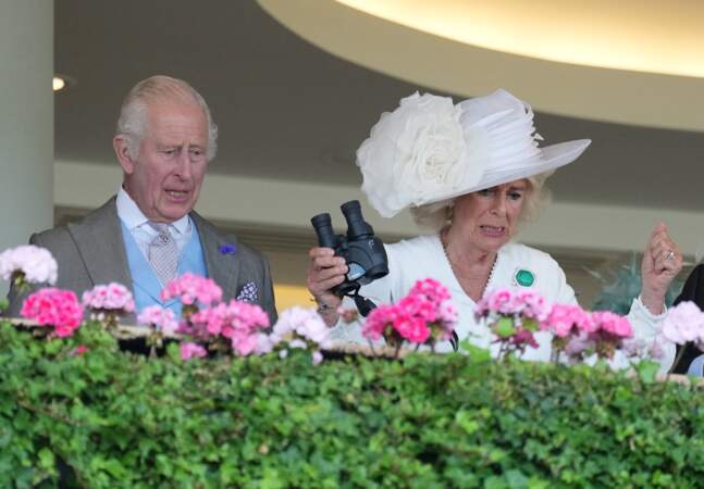 Mais il semblerait que tout ne se passe pas comme prévu, la reine Camilla semble agacée par la course, jeudi 20 juin au Royal Ascot. 