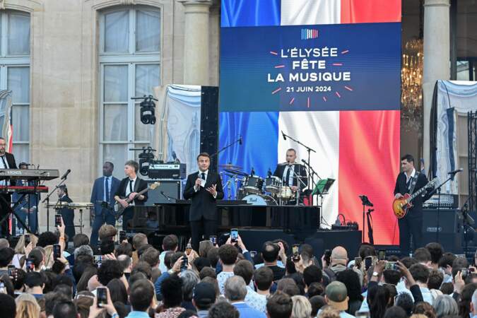 Emmanuel Macron en plein discours lors de la fête de la Musique dans la cour de l'Élysée, à Paris, le 21 juin 2024