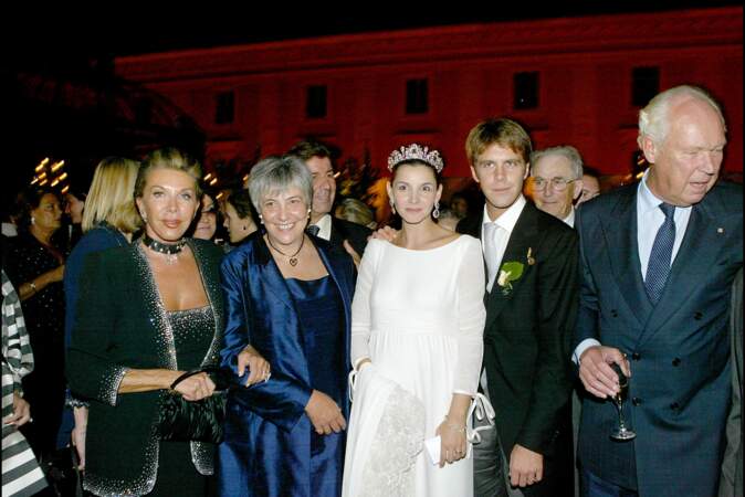 Clotilde Courau et le prince Emmanuel-Philibert de Savoie entourés du prince Victor Emmanuel de Savoie et sa femme Marina Doria de Savoie, ainsi que la mère de la mariée, lors du repas de mariage, au palais Ruspoli, le 25 septembre 2003