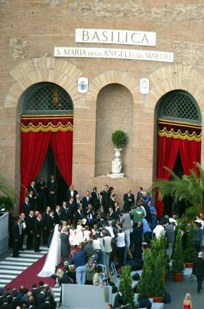 La foule était présente devant la Basilique Sainte-Marie-des-Anges-et-des-Martyrs, de Rome, le 25 septembre 2003, pour le mariage d'Emmanuel-Philibert de Savoie et Clotilde Courau