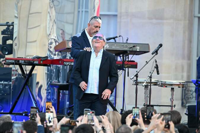 Gilbert Montagné sur la scène au sein de la cour l'Élysée, à Paris, le 21 juin 2024 à l'occasion de la fête de la Musique