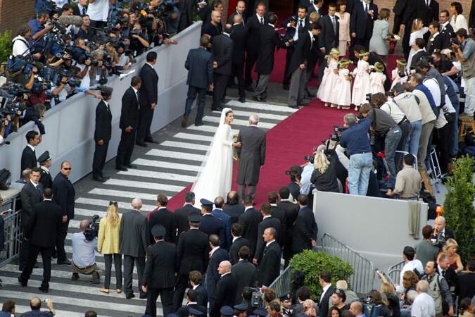 Clotilde Courau arrive au bras de son père à la Basilique Sainte-Marie-des-Anges-et-des-Martyrs, de Rome, le 25 septembre 2003, pour son mariage avec Emmanuel-Philibert de Savoie