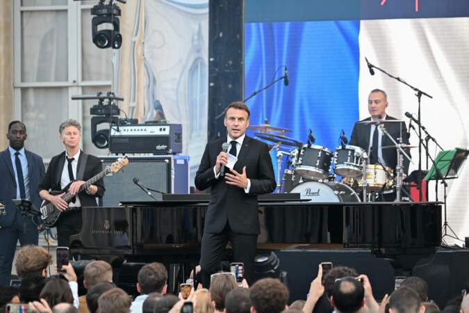 Le président de la République, Emmanuel Macron, lors de la fête de la Musique dans la cour de l'Élysée, à Paris, le 21 juin 2024