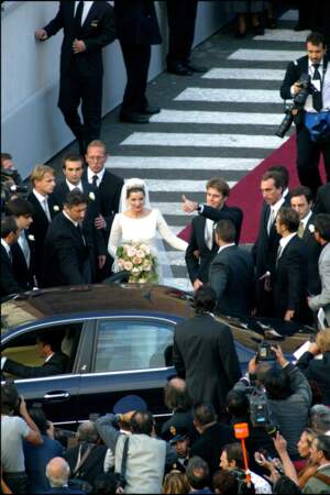 Clotilde Courau rejoint sa voiture après la cérémonie de mariage avec Emmanuel-Philibert de Savoie à la Basilique Sainte-Marie-des-Anges-et-des-Martyrs, de Rome, le 25 septembre 2003