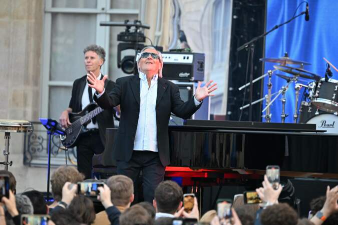 Gilbert Montagné a enchanté le public à l'occasion de la fête de la Musique dans la cour de l'Élysée à Paris, le 21 juin 2024
