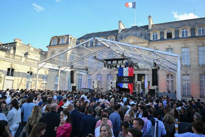 De nombreuses personnes se sont pressées dans la cour de l'Élysée, à Paris, le 21 juin 2024 pour assister au concert de Gilbert Montagné