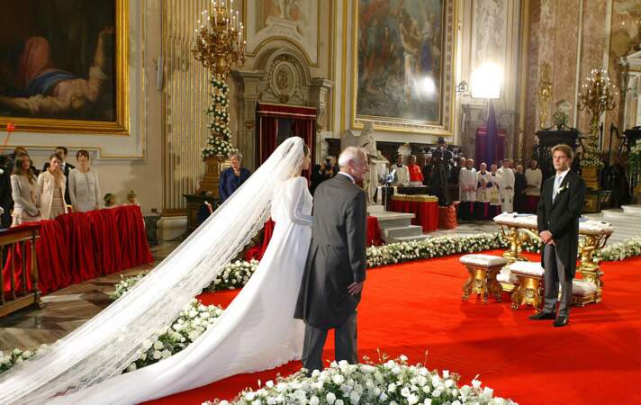 Clotilde Courau était somptueuse dans sa robe de mariée pour son mariage avec le prince Emmanuel-Philibert de Savoie, à la Basilique Sainte-Marie-des-Anges-et-des-Martyrs, de Rome, le 25 septembre 2003