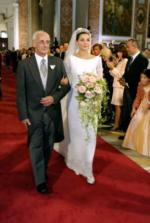 Clotilde Courau et son père dans la Basilique Sainte-Marie-des-Anges-et-des-Martyrs, de Rome, le 25 septembre 2003, pour son mariage avec Emmanuel-Philibert de Savoie