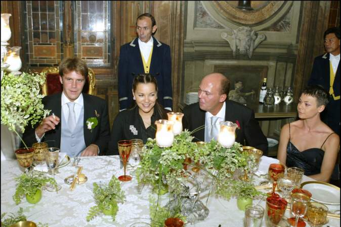 Emmanuel-Philibert de Savoie, la soeur du roi du Maroc, le prince Serge de Yougoslavie et Azafa, la fille de Marie Beatrice de Savoie,  lors du repas de mariage, au palais Ruspoli, le 25 septembre 2003