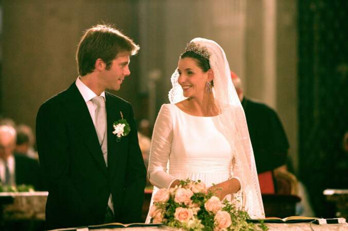 Regards tendres entre Clotilde Courau et Emmanuel-Philibert de Savoie lors de leur mariage à la Basilique Sainte-Marie-des-Anges-et-des-Martyrs, de Rome, le 25 septembre 2003