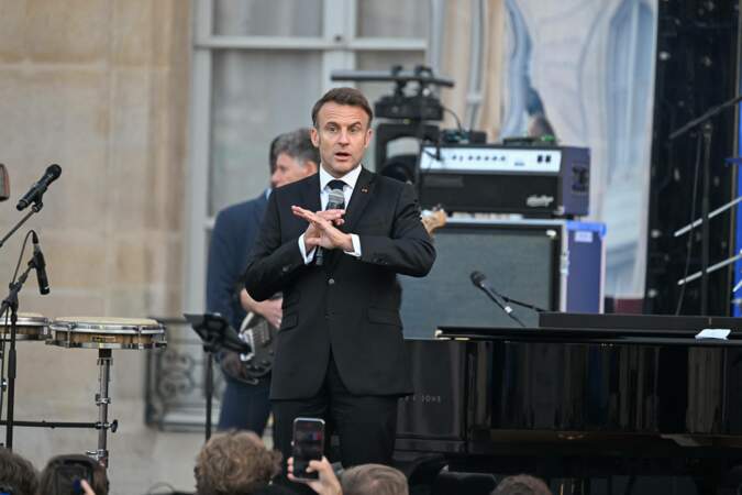 Emmanuel Macron dans la cour de l'Élysée, à Paris, lors de la fête de la Musique, le 21 juin 2024