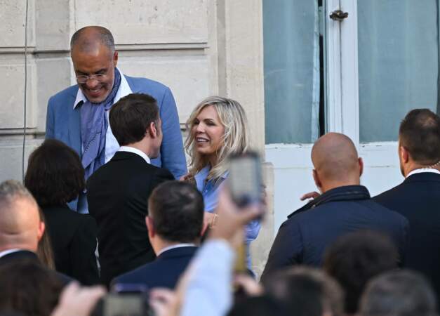 Emmanuel Macron et Laurence Auzière, la fille de Brigitte Macron, lors de la fête de la Musique dans la cour de l'Élysée, à Paris, le 21 juin 2024