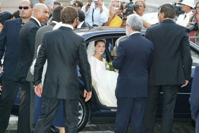 Clotilde Courau descend de sa voiture devant la Basilique Sainte-Marie-des-Anges-et-des-Martyrs, de Rome, le 25 septembre 2003, pour son mariage avec Emmanuel-Philibert de Savoie