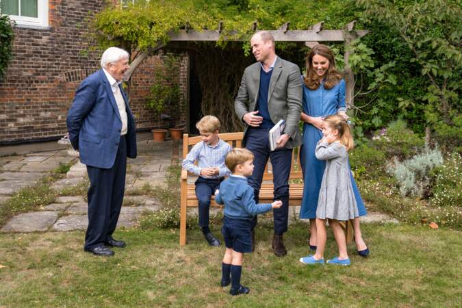 Le prince George a rencontré Sir David Attenborough, star de radio et producteur d’une centaine de documentaires animaliers cultissimes en Angleterre. Le 24 septembre 2020, dans les jardins du palais de Kensington.