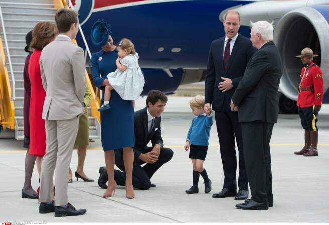 Alors âgé de 3 ans, le prince George a rencontré le Premier ministre canadien Justin Trudeau lors d'une visite en famille en Colombie Britannique, le 24 septembre 2016.