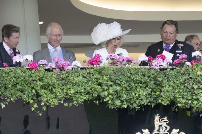 Le roi et la reine suivent avec attention les courses hippiques lors du troisième jour du Royal Ascot, le 20 juin 2024