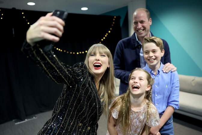 Le prince George a posé avec Taylor Swift, accompagné par sa sœur la princesse Charlotte et son père le prince William, au Wembley Stadium de Londres, le 21 juin 2024.