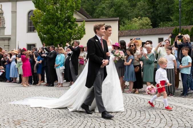 La comtesse Léonie von Waldburg-Zeil-Hohenems au bras comte Caspar Matuschka lors de leur mariage à Hohenems, en Autriche, le 22 juin 2024. 