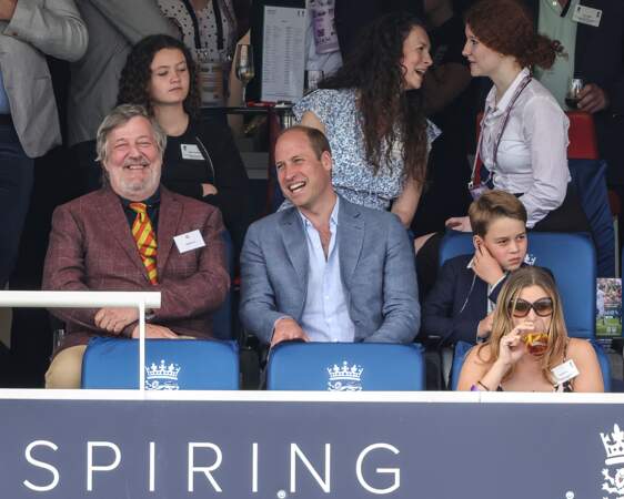 La prince George a rencontré Stephen Fry, un auteur, humoriste, acteur et réalisateur bien connu au Royaume-Uni. Ils se sont retrouvés lors d'un match de rugby à XIII à Londres, le 1er juillet 2023