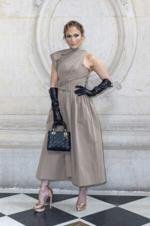 Jennifer Lopez sur le photocall du défilé de mode Christian Dior Haute-Couture automne-hiver 2024/2025 lors de la Fashion Week de Paris