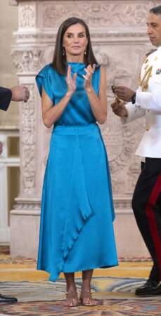 La reine Letizia d’Espagne en robe Maksu lors de la cérémonie de décoration des ordres du mérite civil, à l'occasion du 10ème anniversaire du couronnement du roi d'Espagne au palais royal à Madrid, le 19 juin 2024