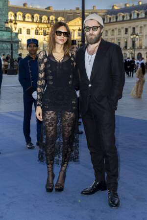 Christine Centenera et Joel Michael Edgerton au défilé "Vogue World ", sur la place Vendôme, dans le cadre de la Fashion Week de Paris, le 23 juin 2024