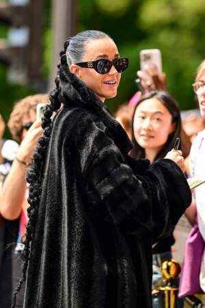 Katy Perry affiche une tresse XXL au défilé de mode Balenciaga Haute-Couture automne-hiver 2024/2025, le 26 juin 2024