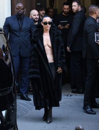 Katy Perry en maxi manteau en fourrure au défilé de mode Balenciaga Haute-Couture automne-hiver 2024/2025, le 26 juin 2024