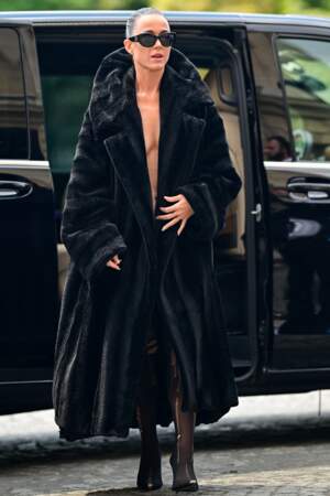 Katy Perry en long manteau en fourrure au défilé de mode Balenciaga Haute-Couture automne-hiver 2024/2025, le 26 juin 2024