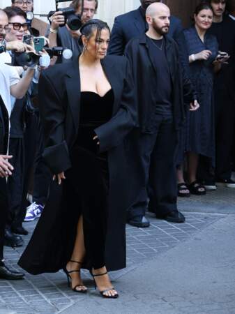 Ashley Graham en robe noir soyeuse au défilé de mode Balenciaga Haute-Couture automne-hiver 2024/2025, le 26 juin 2024
