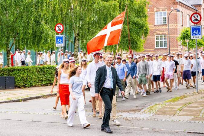Les étudiants ont défilé aux abords du lycée d'Ordrup ce vendredi 28 juin, à Copenhague. 