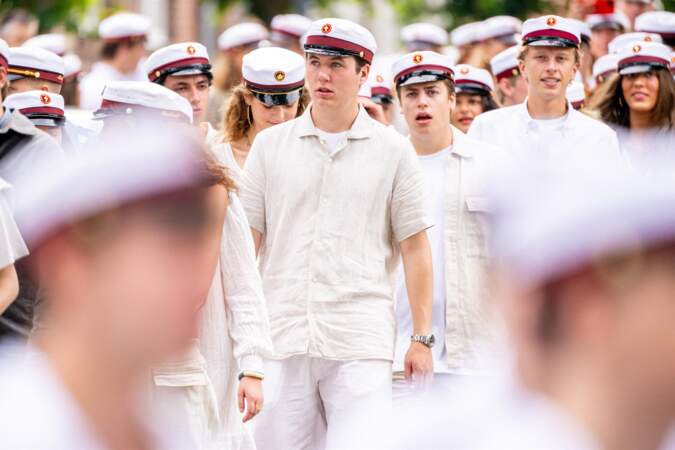 Tous les étudiants portent la studenterhue, une casquette blanche à visière noire, uniforme traditionnel du jeune lycéen diplômé, ce vendredi 28 juin à Copenhague. 