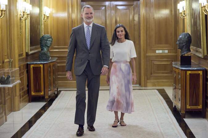 La reine Letizia d'Espagne en jupe Boss aux côtés du roi Felipe VI pour recevoir le président de la Motion Picture Association, Charles H. Rivkin, au palais de la Zarzuela à Madrid, le 27 juin 2024
