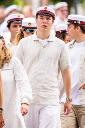 Pourtant, habillé de blanc comme ses camarades, il tente de se fondre dans la foule, ce vendredi 28 juin à Copenhague. 