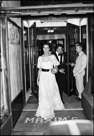 La princesse Caroline de Monaco et Philippe Junot sortant de Chez Maxim's à Paris, en 1977